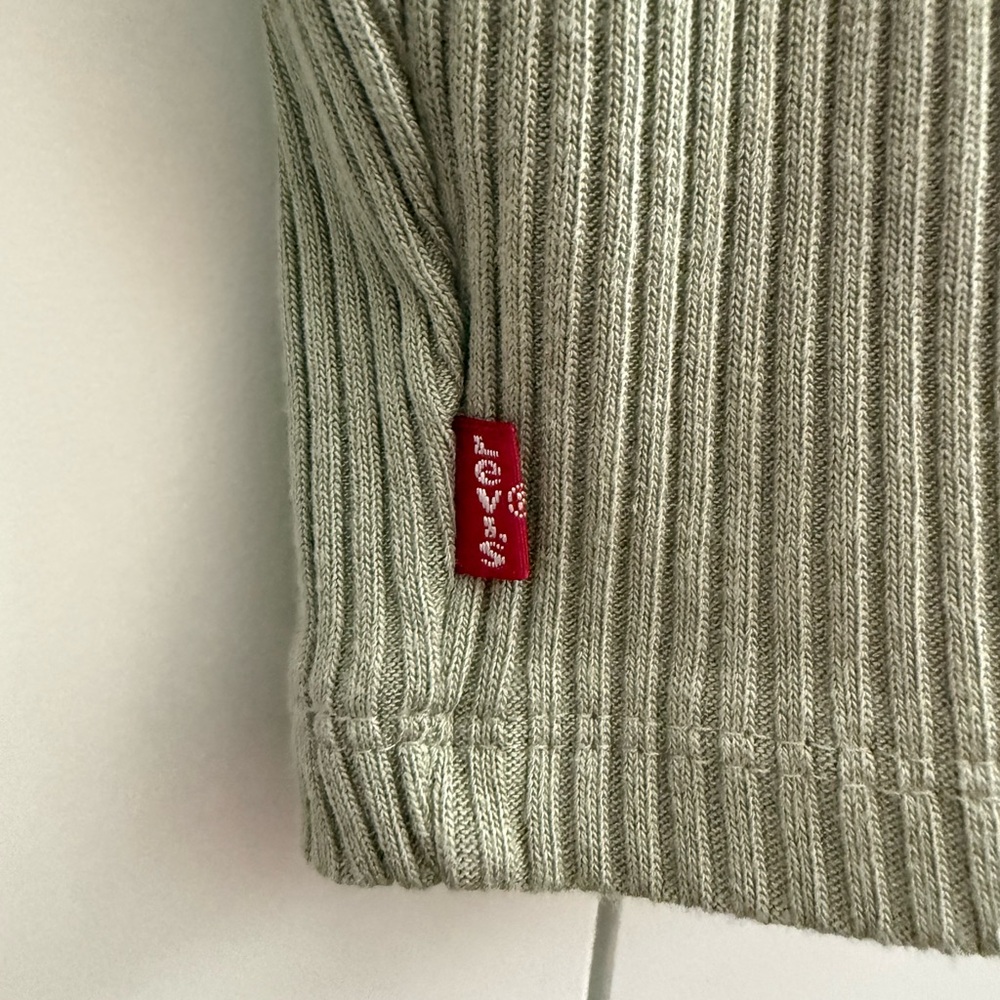 Levi's Ribbed Button-Down Crop Top - Picture 4 of 4